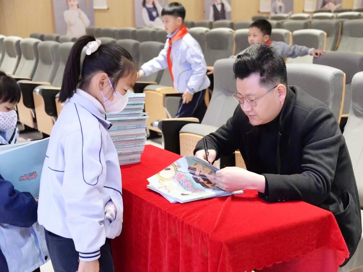 故事名家潘曉煒在浙江外國語學(xué)院附屬云會小學(xué)為小學(xué)生們贈送故事書籍